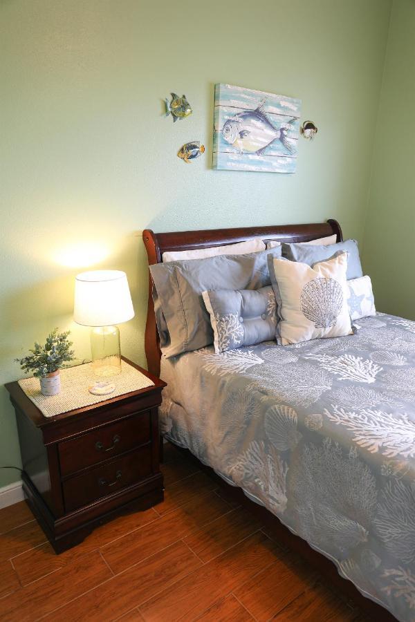 Dolphin Bay In Boca Ciega - 2br, Pool, Bay View